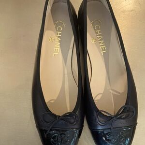 Authentic CHANEL Classic Ballerina/Ballet flats in Black Lambskin. Size 10.5